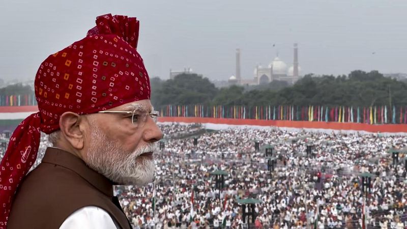 लाल किल्ल्यावर 'वंदे मातरम्'चे ऐतिहासिक सादरीकरण, पंतप्रधानांनी मांडला 'सप्तधारा' संकल्प